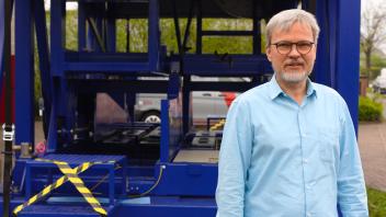 Mann vor blauem Gestell: Viereck-Geschäftsführer Ulf Kaschewitz setzt für sein Unternehmen auf natürliches Wachstum und regionale Netzwerke.