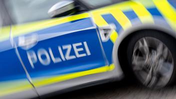 Wer Hinweise auf die Personen geben kann, die in Emsbüren einen Lkw-Auflieger aufgeschlitzt haben, meldet sich bei der Autobahnpolizei Wietmarschen-Lohne.