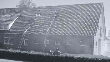 Auf dem Dachboden gelagertes Stroh ist nach Angaben der Polizei bei diesem Bauernhof in Werlte-Wehm in Brand geraten.