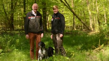 Setzen sich für gesunde und zukunftsfähige Wälder ein: Jens-Birger Bosse und Antje Andresen von den schleswig-holsteinischen Landesforsten.