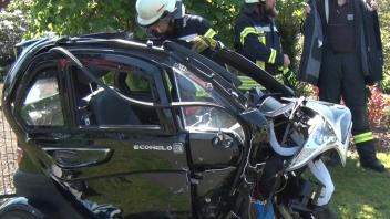 In Neuenkirchen-Vörden stieß ein Kabinenroller mit einem Pkw zusammen. Der Fahrer wurde schwer verletzt.