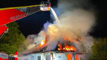 Großeinsatz in Ahrensburg: Ein Einfamilienhaus geriet in Brand. 