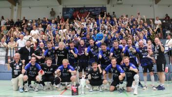 Vor ihren frenetischen Anhängern stellten sich die Handballer der HSG Elbvororte zum Siegerfoto.