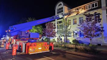 Im Treppenhaus dieses Mehrfamilienhauses in Meppen hat es in der Nacht zu Freitag, 3. Mai 2024, gebrannt. Die Feuerwehr war mit einem Großaufgebot vor Ort.