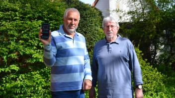 VHS-Dozent Manfred Wachtel (links) und Claus Peter Holz vom Seniorenbeirat bieten in KAppeln erneut Smartphone-Kurse für Senioren an, da die Nachfrage weiter groß ist.