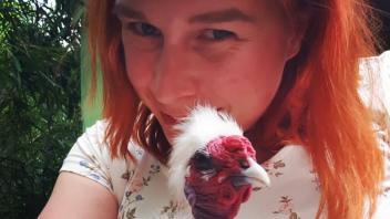 Julia Diekamp zeigt ein Huhn der Rasse US-Showgirls, ein Seidenhuhn mit nacktem Hals. Vor ihrem Eintritt in den Verein war der Lingenerin die Bandbreite der Geflügelzucht gar nicht bewusst.