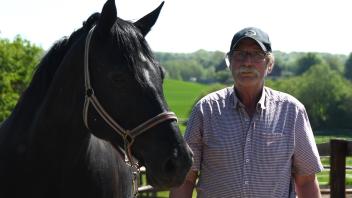 Horst Richtarsky betreibt einen Reiterhof mit seiner Tochter Stefanie. Bei ihnen kommen die Pferde über Nacht in den Stall.