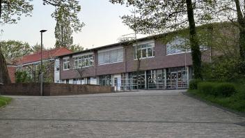 Die Grund- und Gemeinschaftsschule Fockbek, die über eine Außenstelle Nübbel verfügt, wird laut Homepage von knapp 740 Schülern besucht.