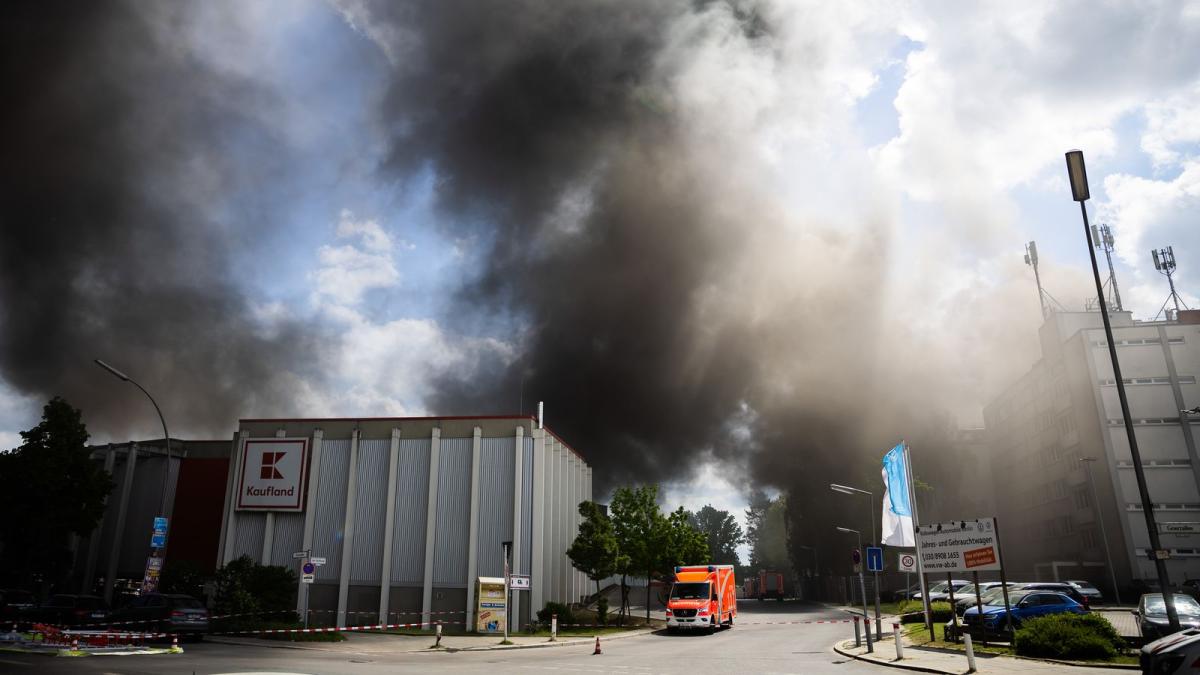 Brand In Berlin: Feuerwehr Warnt Vor Giftigen Rauchgasen 