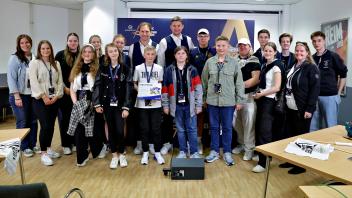 Die Redaktion der Schülerzeitung „Hoffmännchen“ aus Lütjenburg löste ihren ersten Preis im Schülerzeitungswettbewerb der Provinzial Nord Brandkasse bei einem internationalen Handballspiel beim THW Kiel ein.