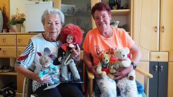 Geburtstagskind Jutta Hunkel (links) und Tochter Petra Brathauer zeigen einige der vielen selbstgebastelten Puppen und Teddys, darunter auch die erste Clownpuppe.