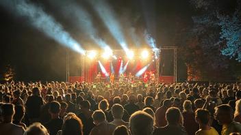 Mit Hits aus den 1970er-Jahren bescherte die Band „Schlagersahne“ den Besuchern im Papenburger Stadtpark 2023 einen tollen Abschluss des Konzertsommers.