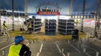 Auf dem Messegelände in Husum müssen die Arbeiter des Zirkus Charles Knie 1250 Sitze anbringen.