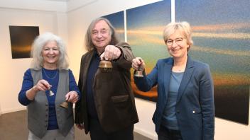 Das Künstlerpaar Katja Kölle und Rolf Gerhards läuten gemeinsam mit Museumsleiterin Dorothee Bieske die Ausstellung „Farblicht – Klanginseln“ im Museum Eckernförde ein.  