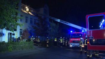 Nächtlicher Einsatz der Feuerwehr in Mehrfamilienhaus in Meppen