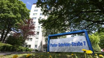Tatort Pastor-Schröder-Straße in Rendsburg: Hier brannte es in der Nacht zum 1. Mai. Seitdem fehlt in einigen Wohnungen der Strom.
