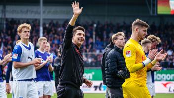 Holstein Kiel bedankt sich bei den Fans nach Niederlage/Spielende GER, Holstein Kiel vs. 1. FC Kaiserslautern, Fussball,