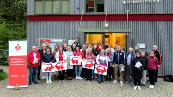 Vertreter der Sportvereine aus dem Kreissportverband Ostholstein nahmen in Schönwalde die Preisgelder für ihre gute Beteiligung bei der Abnahme von Sportabzeichen entgegen.