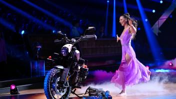 Zum Tanz-Thema „Magic Moment“ ist für die Abenteurerin Ann-Kathrin Bendixen auch ein Motorrad Bestandteil der Kulisse.