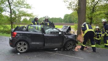 Unfall Freren 4.5.: Stark beschädigt blieb der VW Polo nach einem Baumunfall auf der Fahrbahn liegen
