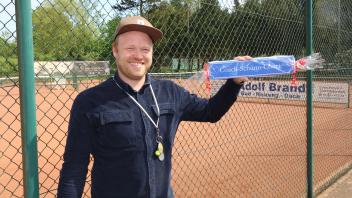 Trainingsplatz 3 der Tennis-Sparte des SVHR wird zu Ehren von Sascha Schümann in „Coach-Schümi-Court“ umbenannt 