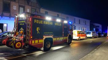Großeinsatz für Feuerwehr und Rettungskräfte in Mölln: Brandstifter haben scheinbar versucht, ein Wohnhaus in Brand zu setzen.
