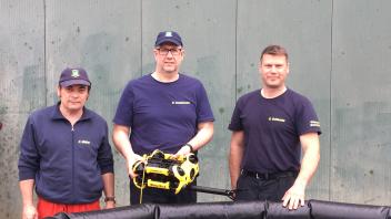 Frank Müller, Klaus Dolatkewicz und Sven Schlunke (von links) von der Feuerwehr Borgstedt zeigen die Funktion der Unterwasserdrohne „Moby Dick“.