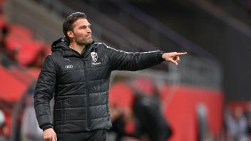 Trainer Guerino Capretti (FC Ingolstadt) gibt Anweisungen, gestikuliert, mit den Armen gestikulieren, gives instructions