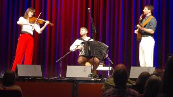 Inspirierende Musik aus Schweden: Das Trio Wolski mit Hanna Blomberg (Violine), Petter Ferneman (Akkordeon) und Kristian Wolski (Cister) riss das Publikum in der Stadthalle mit.