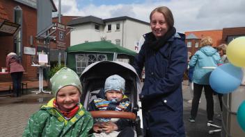 Louis (4), Raphael (2) und Dana Möller (31) aus Brebel waren in Süderbrarup bei „Mein Maitag“ unterwegs.