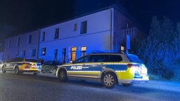 Nach dem Feuer in dem Wohnhaus in Mölln, das schnell von einem Bewohner gelöscht werden konnte, ermittelt die Polizei wegen des Verdachts der Brandstiftung.