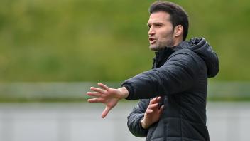 Trainer Guerino Capretti (FC Ingolstadt) gibt Anweisungen, gestikuliert, mit den Armen gestikulieren, gives instructions