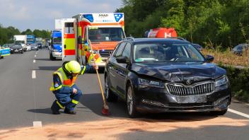 Nach einem Unfall waren Polizei, Rettungsdienst und THW auf der A23 bei Elmshorn im Einsatz.