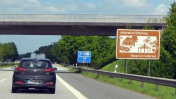 Dieses braun-weiße Schild an der A23 macht auf das Rosarium in Uetersen aufmerksam.