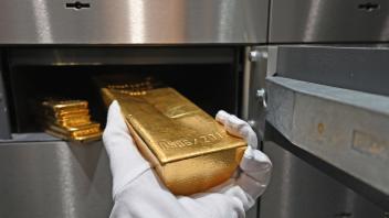 Ein 12,5 kg Goldbarren im Wert von 744.000 Euro in einem Schliessfach,Gold,Feingold 999,9 Edelmetall,Wertanlage,Sachaufn