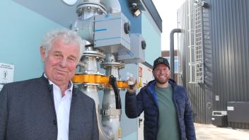 Zwei mit Biogas betriebene BHKW versorgen die öffentlichen Gebäude in Freren ab sofort mit Wärme und übernehmen im Fall der Fälle auch die Notstromversorgung. Betreiber der am Hallenbad stehenden Anlage sind die Landwirte Franz Meyer (links) und Florian Wagemester.