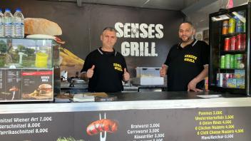 Serdal Senses (rechts im Bild) hat den Grill-Imbiss an der Schulallee in Bad Essen eröffnet.