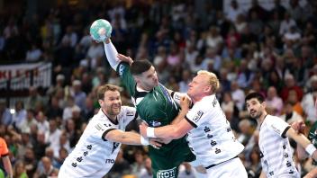 Wetzlar, Germany, May 5th 2024: Stefan Cavor ( 77 Wetzlar ) Patrick Wiencek ( 17 Kiel ) during the Liqui Moly Handball-B