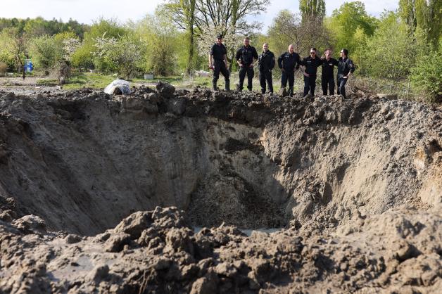 Sprengmeister Michael Crölle (Mitte) und sein Team waren bereits mehrfach in Osnabrück im Einsatz – hier im Juli 2023 im Stadtteil Gartlage. 