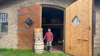 Ralf Stelzer bietet an Himmelfahrt ab 10 Uhr einen Tag der offenen Tür in seiner Isarnhoe-Destillerie in Altenhof, Schnellmark 16, an. Infos über die Herstellung von Whisky, Korn, Rum oder Gin können anschließend bei Verkostungen auch geschmacklich nachempfunden werden. 