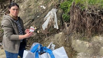 Spaziergängerin Marion Wagnitz findet weiteren Müll am Steilhang nördlich derSteinmole von Holnis.