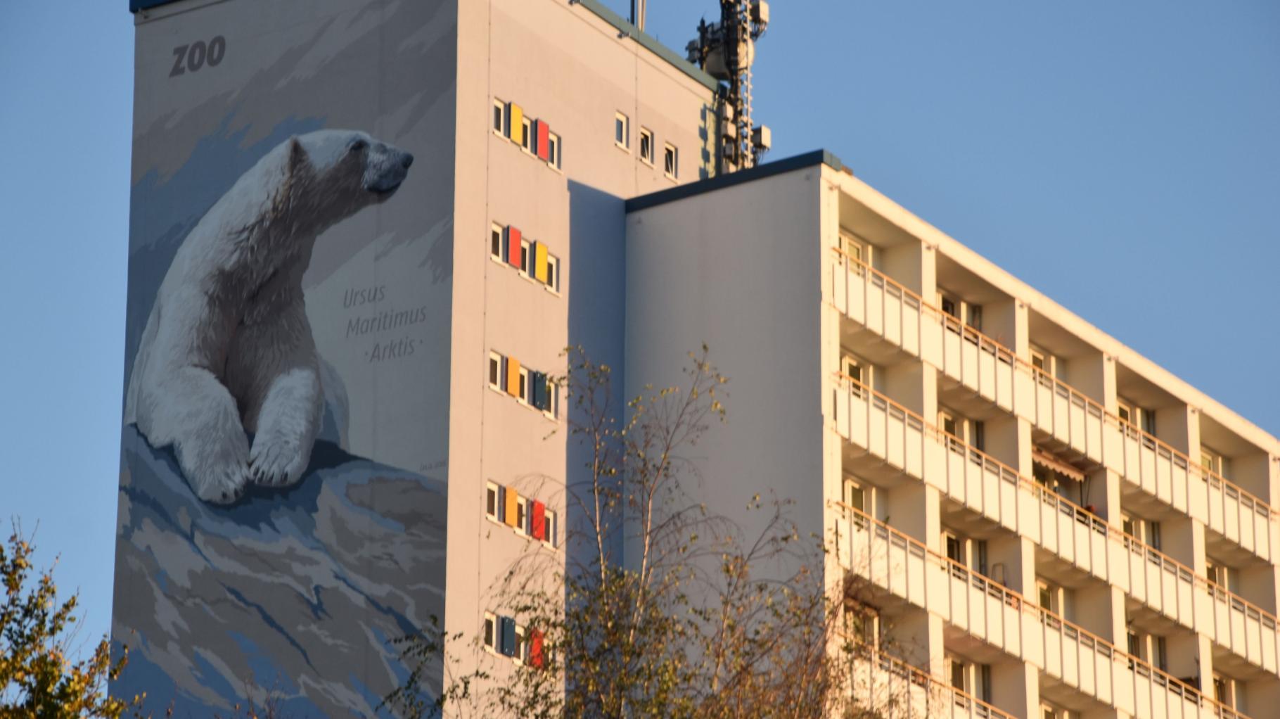 Bekannte Rostocker Künstlerin erschafft neues riesiges Wandgemälde