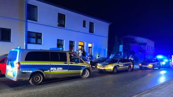 Mehrere Polizeifahrzeuge vor dem Haus in der Ratzeburger Straße in Mölln, in dem Flüchtlinge untergebracht sind und in dessen Treppenhaus am Wochenende ein Feuer gelegt wurde.