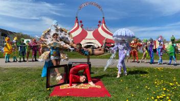 Bereit für die Premiere auf der Exe: Die 40 Zirkus-Akrobaten stammen aus insgesamt 13 Nationen.