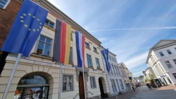 Am Rathaus am Eutiner Markt ist die Flagge der Europäischen Union gut zu sehen. Doch es gibt auch noch andere Beispiele in Ostholstein, an denen man den Einfluss der Union erkennen kann. 