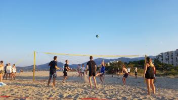 Beachvolleyball am Strand ist Teil der Awo Jugendreise nach Spanien