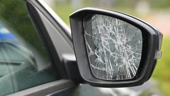 Vandalismus, zerschlagener Außenspiegel an einem Auto. *** Vandalism, smashed wing mirror on a car