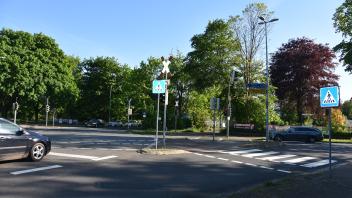 Der Kontenpunkt Ossenpadd/Bahnstraße soll durch die Schaffung eines Kreisverkehrs entschärft werden. Die Politik bleibt dabei, obwohl die NEG davon abrät. 
