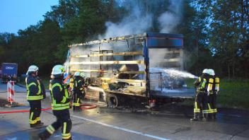 Drei Feuerwehren beim Einsatz auf der A1 am Parkplatz Ohlendiek bei Siek. Ein Lkw brannte voll aus. 