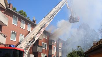 In einem Mehrfamilienhaus am Haart in Neumünster brannte es am Mittwochvormittag in einer Wohnung. Feuerwehr und Rettungsdienst waren mit einem Großaufgebot im Einsatz. 